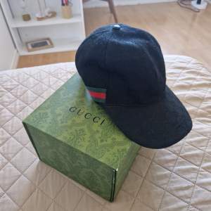 Used gucci cap comes with bag and cartoon. One size men