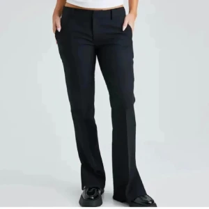 Lågmidjade kostymbyxor  - As snygga basic lågmidjade kostymbyxorna från bik bok i storlek 34. Köpt för ett tag sen men är i bra skick, säljer för dom sitter för tajt i midjan på mig❤️landade bilder, nypris 500