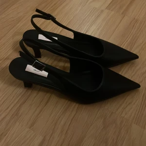 Nelly klackar - Helt nya Nelly klackar med spetsig tå. Oanvända! Storlek 37 men passar mig som har 38 med. Nypris 499