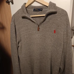 RALPH LAUREN HALFZIP - Passar ganska bra på mig som är 185. Tröjan är köpt på plick inga direkta tecken på användning. Kom DM för mer info eller bilder ( Hus med djur)