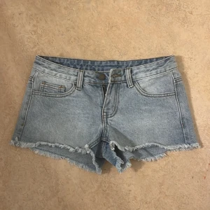 Jättesnygga brandy shorts! - Skit snygga lågmidjade shorts som tyvärr inte kommer till användning och är helt oanvända!