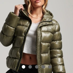 Vinterjacka  - Säljer min fina gröna, superdry vinterjacka som inte kommer till användning längre. Skriv för fler bilder💗💗