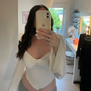 Vit tröja  - Säljer denna fina toppen från shein då den inte används så mycket. Inga defekter. 