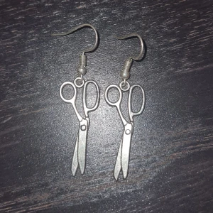 Sax örhängen ✂️ - Örhängen i form av saxar✂️ saxigare än så blir det ikke💯❗✂️ 