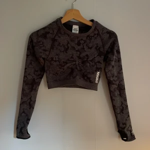 Träningströja gymshark  - Croppad träningströja i storlek s. Använd fåtal gånger