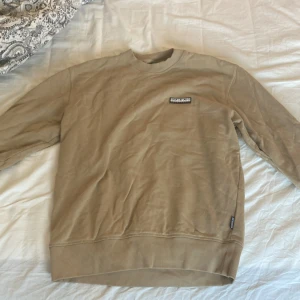 Beige sweatshirt  - Fin sweatshirt som inte kommer till användning! Nypris kosta den cirka 600kr. Skriv om du har några frågor💕