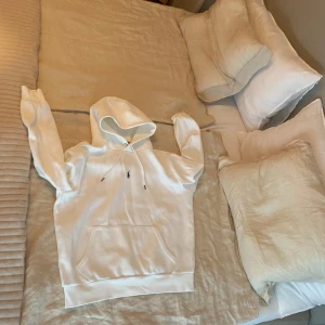 Polo Ralph lauren hoodie  - Ny skick Ny pris 2000  Mitt pris 1000  Priset är inte hugget i sten. Priser kan diskuteras. Mer bilder önskas i pm! Mvh 