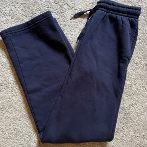 Marinblåa mjukisbyxor - Marinblå Mjukisbyxor från Gina Tricot, storlek S, nypris 299kr, säljs för 150kr💙