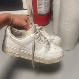 air force 1  - air force 1 i storlek 38.5, har haft dom som skor man bara har hemma, ”slit å släng” men ändå bra skick, 