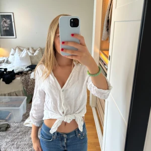 Linne shorta  - Säljer denna linne tröjan som man kan knyta så som jag gjorde på bilden , skriv för fler bilder om ni är intresserade  