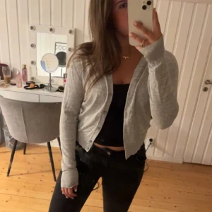 Kofta - En fin grå kofta ifrån Hk&M i strl S💞 väldigt fin och strechig, bilderna är ifrån den förra köparen, använd cirka 5 gånger❤️