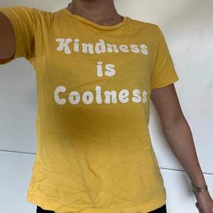 Gul t-shorts från Kappahl med vit text ”Kindness is coolness” Använd fåtal gånger och normal i storleken (xs)💛