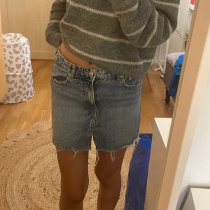 Jeanskjol - Fin jeanskjol från gina, barnstorlek men passar mig som har xxs/xs💗 använd en gång så den är i nyskick 