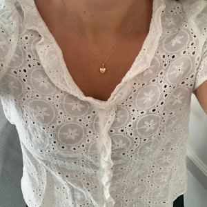 Vit blus  - Så fin blus med broderier💗 Storlek L men mer som liten M💗