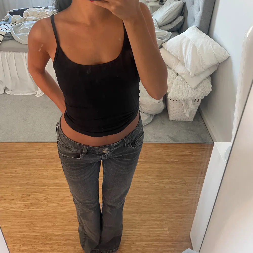 Säljer mina gråa bootcut jeans från Gina young i storlek 152 då de är för korta för min smak. Nypris 349kr och sparsamt använda. 💞. Jeans & Byxor.