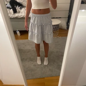 Blå kjol ifrån HM - Blå kjol ifrån Hm i ny skick och nästan aldrig använd!💕