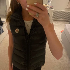 Äkta moncler väst🫶🏼 - Säljer nu min moncler väst, tyvärr har jag inte kvittot på den o därav priset💕