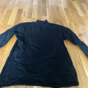 Oversized skön tröja från urban - Tröja jag använt som en oversized mjukis tröja. Super skön. Storlek L på tröjan men jag är storlek S. Har man storlek L sitter den såklart bra på en.