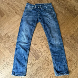 Dondup george jeans - Skick 9/10 Storlek 30 Nypris - 2999kr🟥 Vårt pris - 1199kr🟩