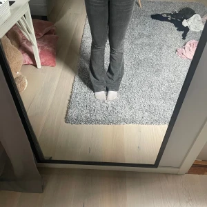 gråa Lågmidjade bootcut jeans - Gråa Lågmidjade bootcut jeans från Gina, stl 34. Jag är 170 som referens! Nypris 500kr☺️