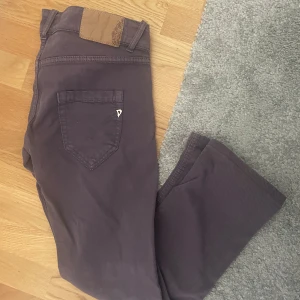 Dondup Jeans - Hej! Säljer dessa snygga men gamla dondup jeans. Nyskick. Säljs billigt. Står Stone wash men lite lila antog nyans. Sitter hyfsat straight/slim beroende på vikt