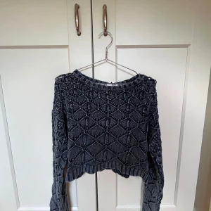 Zara stickat  - Snygg stickad tröja från Zara, lappen finns kvar då jag aldrig använt tröjan💞 Storleken på tröjan funkar för mig som vanligtvis brukar ha XS. 