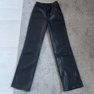 Skinnbyxor  - Skit snygga skinnyxor från bikbok, får inte dem till andväning mer. Använde dem en gång på nyår 💖ny pris 599