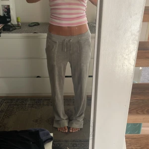 Juicy couture mjukisbyxor - Säljer dessa juicy byxor då dom blivit för småa för mig( det är min kompis på bilderna ). Dom har gått sönder och blivit smutsig(går ej bort) nere vid benen så kan tänka mig att gå ner lite i priset❤️