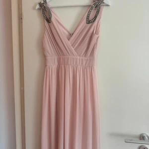 Lång klänning  - Strl 36 Använd 1 gång  