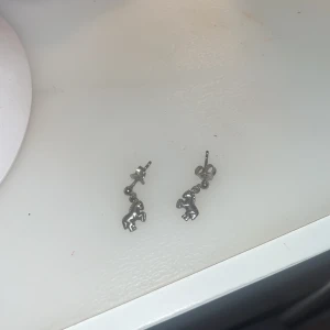 Silvriga hästörhängen - Jättesöta silvriga hästörhängen. Vet inte vart de kommer ifrån. Äkta silver. Nästan aldrig använda, bra skick. Säljer p.g.a kommer inte till användning. Kolla min profil för bland annat fler smycken. ❤️