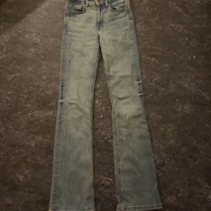 Flared jeans💙 -  Blåa Flared jeans ifrån Zara💙. Säljer pågrund av att de är lite långa för mig och jag är 158. Inget fel på de bara lite sönder där nere som man ser på den tredje bilden men inget mer. Inte använda så jätte mycket.💙
