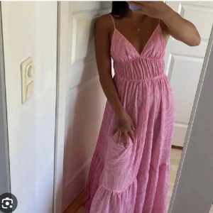 Klänning HM - Säljer denna fina långklänning från HM🩷 Köpt här på plick, säljer då den inte kommer till användning