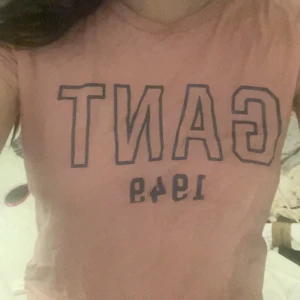 Gant T-shirt - En gant t-shirt som jag inte använder på typ två år därför säljer jag den. Ser inga fel på den eller något. Nästan som ny! strl 164 men passar mig som bär S
