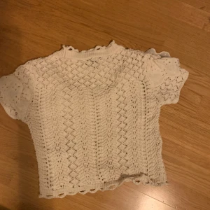Tröja med volanger - Säljer min super fina tröja från zara då den är förliten,❤️ lite gammal vit i färgen och i storlek s. Mötas gärna upp så tryck ej på köp direkt!