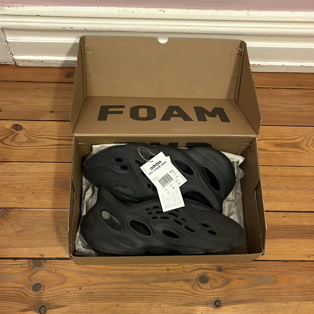 Yeezy Foam Runner Onyx. Väldigt bra skick, 10/10. Sitter som en 42-44,5. Kvitto finns  Köpta från Adidas. Kan mötas upp i Stockholm. Skriv ett Dm för mer info. Skor.