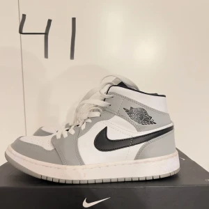 Jordan 1’s mid grey - Jordan 1’s mid grey. Fina nu till sommaren, som ni ser på bilden är dem lite använda, men smuts kan lätt gå bort med skoprodukter!🫡 Dem behöver bara lite kärlek😍  (Väldigt svår färg att få tag på idag)!