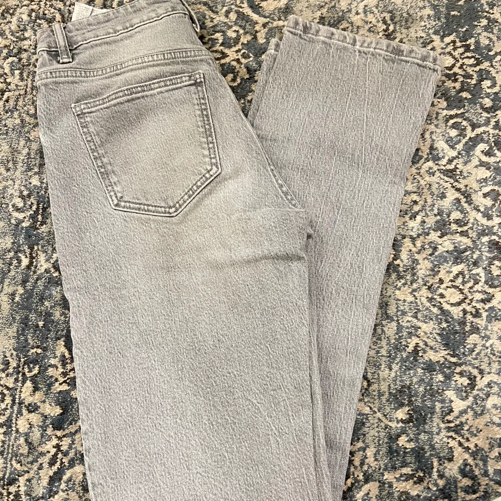 Säljer dessa gråa zara jeans med slits nertill❤️. Jeans & Byxor.