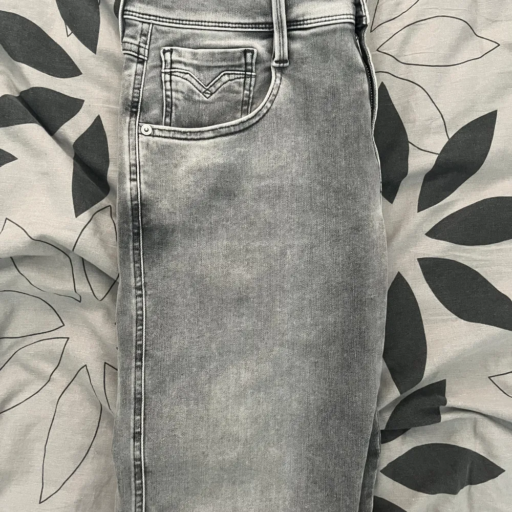 Säljer nu dessa as feta replay jeans som endast är använda ett fåtal gånger! Nypris: 1699 och dessa är i top notch skick! 10/10. Vid fler frågor osv skriv gärna Mvh Harry (endast en liten scratch på tungan av jeansen men det är syns ej vid användning. Jeans & Byxor.