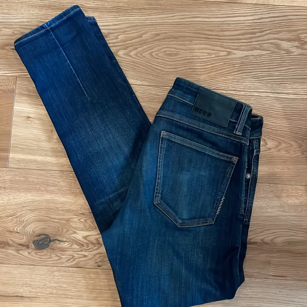 Tja! Säljer dessa jeans från NEUW i modellen Iggy då dom inte kommit till användning. Knappt använda och finns inga tecken på användning.  OBS! Rekomenderas bara för folk med smala ben då dom är skinny i modellen. Hör av er vid minsta lilla intresse.. Jeans & Byxor.