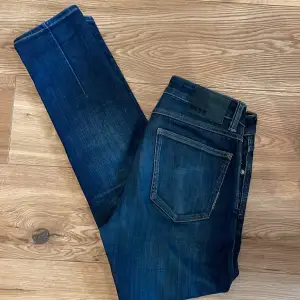 Tja! Säljer dessa jeans från NEUW i modellen Iggy då dom inte kommit till användning. Knappt använda och finns inga tecken på användning.  OBS! Rekomenderas bara för folk med smala ben då dom är skinny i modellen. Hör av er vid minsta lilla intresse.