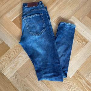Tiger of sweden jeans i modellen evolve, storleken är 30/30. Dom är i mycket bra skick utan defekter. Nypris 1599 mitt pris 349 kr, priset kan diskuteras. Vid andra frågor är det bara att höra av sig