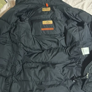 Det är varmt jacka och bra  - Hej 