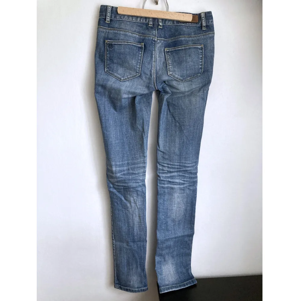 Ljusblå skinny jeans från Vero Moda med låg midja. Stabilt denimtyg. Mått i cm: midja 37,5; höft 44; benvidd nedanför grenen 26; benöppning 16; grenhöjd fram/bak 18/33; innerben 82.. Jeans & Byxor.