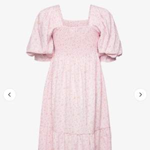 Säljer denna superfina klännings som är helt oanvänd med lappen kvar. Köpt för 1100. Kontakta mig vid intresse och köparen står för frakten.