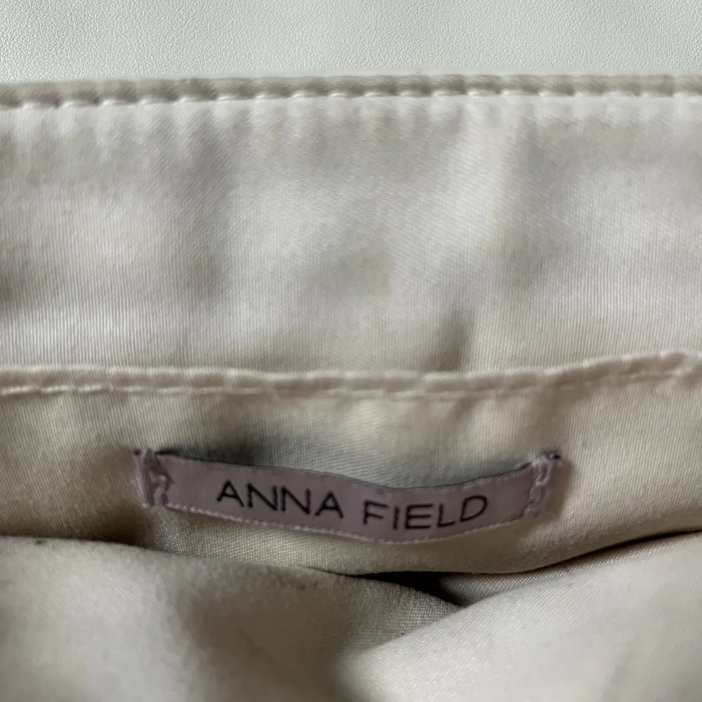 Jätte fin Anna Field väska som är i gott skick!💕Man kan göra kedjan längre om man vill eller korta ner det så som den är på bilden. skriv för frågor mm, tryck på köp nu!. Väskor.