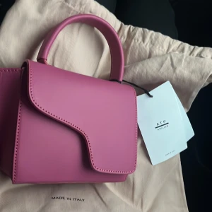 ATP atelier montalchino rosa mini väska - SÅ SNYGG ATP VÄSKA! Helt ny, prislapp och dustbag kvar, endast använd ett fåtal gånger. Endast någon repa men inget som syns direkt, nypris runt 4000 o säljs inte längre! 🩷🩷intressekoll! Alla bilder är mina egna- bara från olika ljus