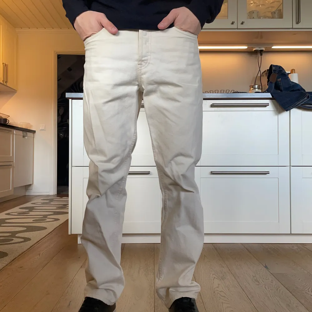 Säljer dessa feta beige jeans från drdenim. Passform: Rak Dem är i ganska bra skick! Storlek W28L32 Hör av dig!. Jeans & Byxor.