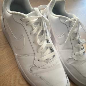 Stilrena vita sneakers från NIKE. Storlek 45 och skorna är i väldigt fint skick. Meddela för frågor eller funderingar!