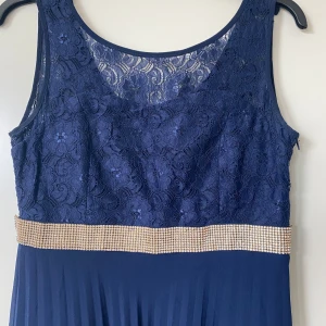 Mörkblå klänning  - Gansksöt navy blue klänning med en bowknot i bak sidan. Storleken passar M/L beroende på kroppsformen🤍🤍 