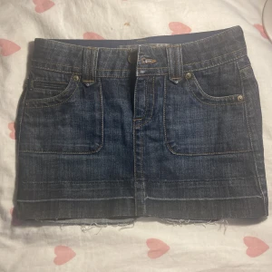 Jeanskjol - En jättesnygg mörkblå jeanskjol!🩷 Typ storlek XS. Det är bara att skriva om man undrar något!😊pris kan diskuteras